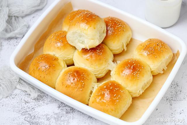 「面包」终于陪孩子结束一周的网课，烤盘豆沙面包当早餐，软噗噗香甜美味