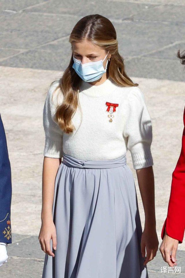 西班牙14歲大公主變優雅少女，金羊毛勛章醒目，與13歲妹妹距離拉大-圖5