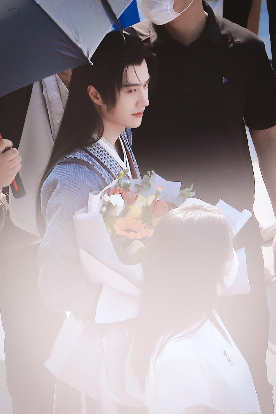 『王一博』《有翡》杀青现场照流出，王一博古装长发太帅气，手捧鲜花笑容满面