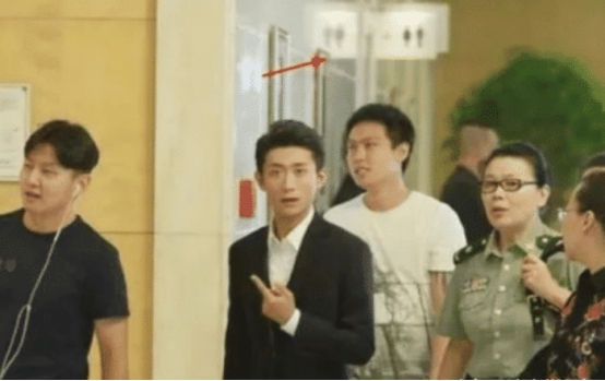 【张一山】?以为自己很红，机场上厕所带了2排保镖，张一山当场蒙圈：这谁啊