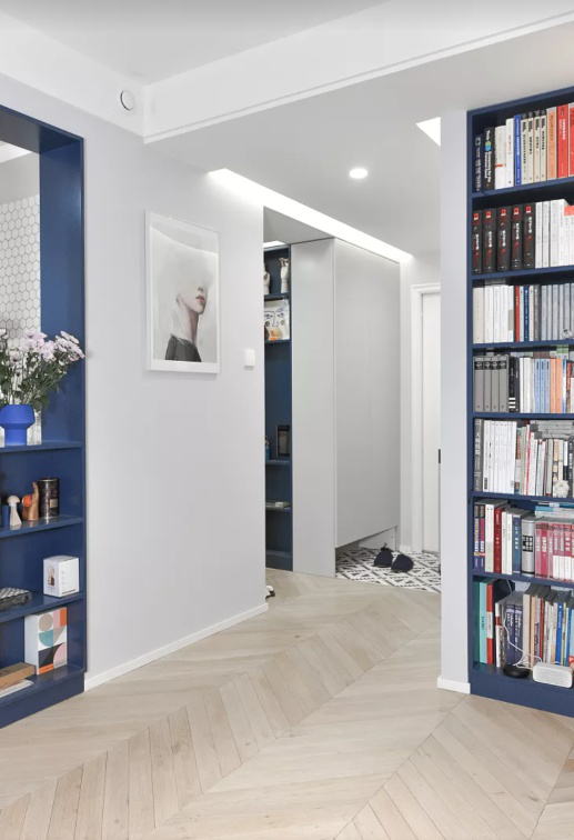 |老公不听劝把沙发墙“加厚”半米！连电视墙都不要，完工才知巧妙