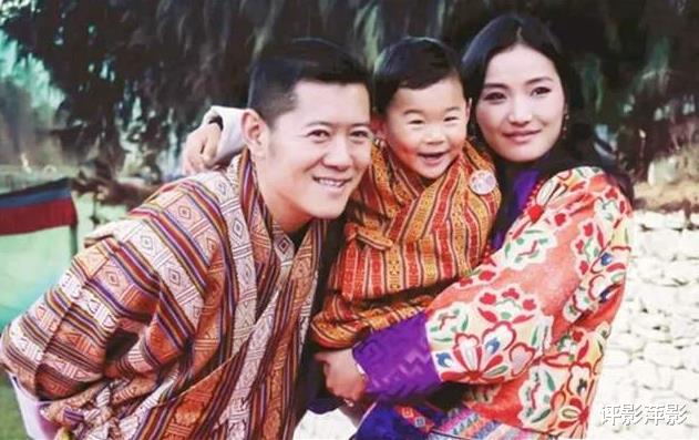 不丹王室曬兄弟合影！4歲小王子懷抱7個月大的弟弟，樂成瞭一朵花-圖2