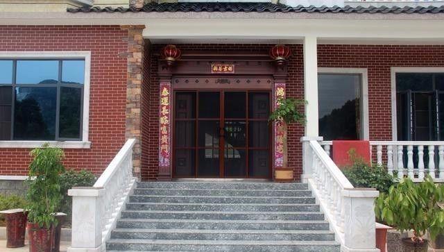 湖南大叔逃离北京, 回乡建百万豪华别墅, 全村人围观!