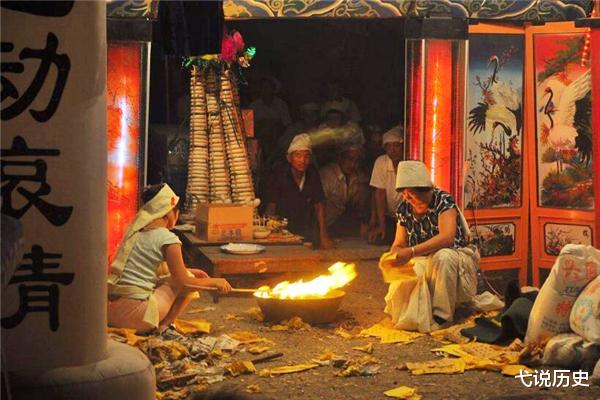 弋说历史|江西一男子，将去世父亲放在缸中密封，1000天后开缸，已成一尊佛