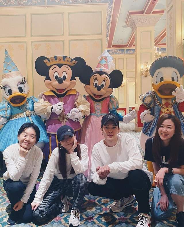 邓紫棋|邓紫棋携员工游迪士尼，与男友Mark大方同框，穿情侣装暗撒狗粮