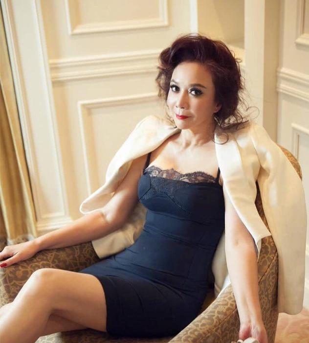 蔡明|从万人捧到被人嘲，整容整到认不出，蔡明退出春晚的真相是什么？