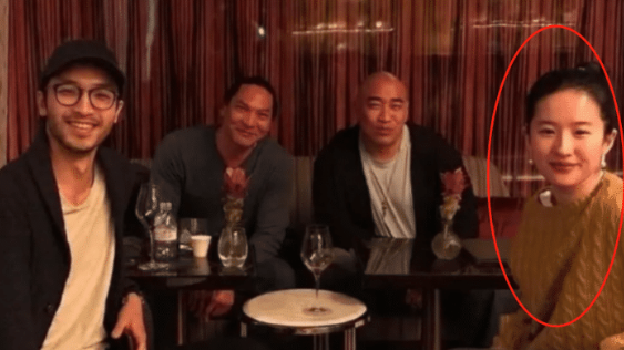 刘亦菲|路人镜头下的刘亦菲，皮肤状态不佳，甚至胖出“三层褶”