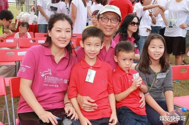 「郭晶晶」伏明霞郭晶晶罕见同框：3岁之隔差距太大，一细节透露出谁更幸福