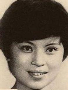 李瑞英|曾“央视一姐”李瑞英，儿子坠楼依旧主持工作，被骂“六亲不认”