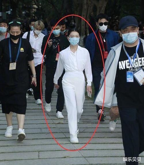 刘浩存|周冬雨刘浩存关晓彤同框，关晓彤侧颜精致能打，刘浩存大眼明亮