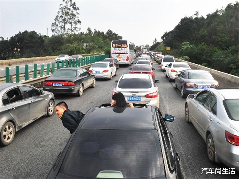 ▲五一高速堵车几小时，新能源车主自闭了：到底是我开车还是车玩我？