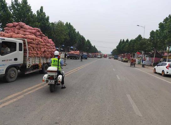 东方今报|大蒜西瓜“霸占”整条马路,车不能过人不能走中牟交警想了个办法