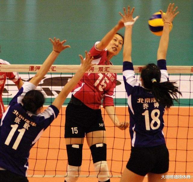 女排@女排2名球员同日结婚,一个众国手到场庆祝,另一个却略显冷清