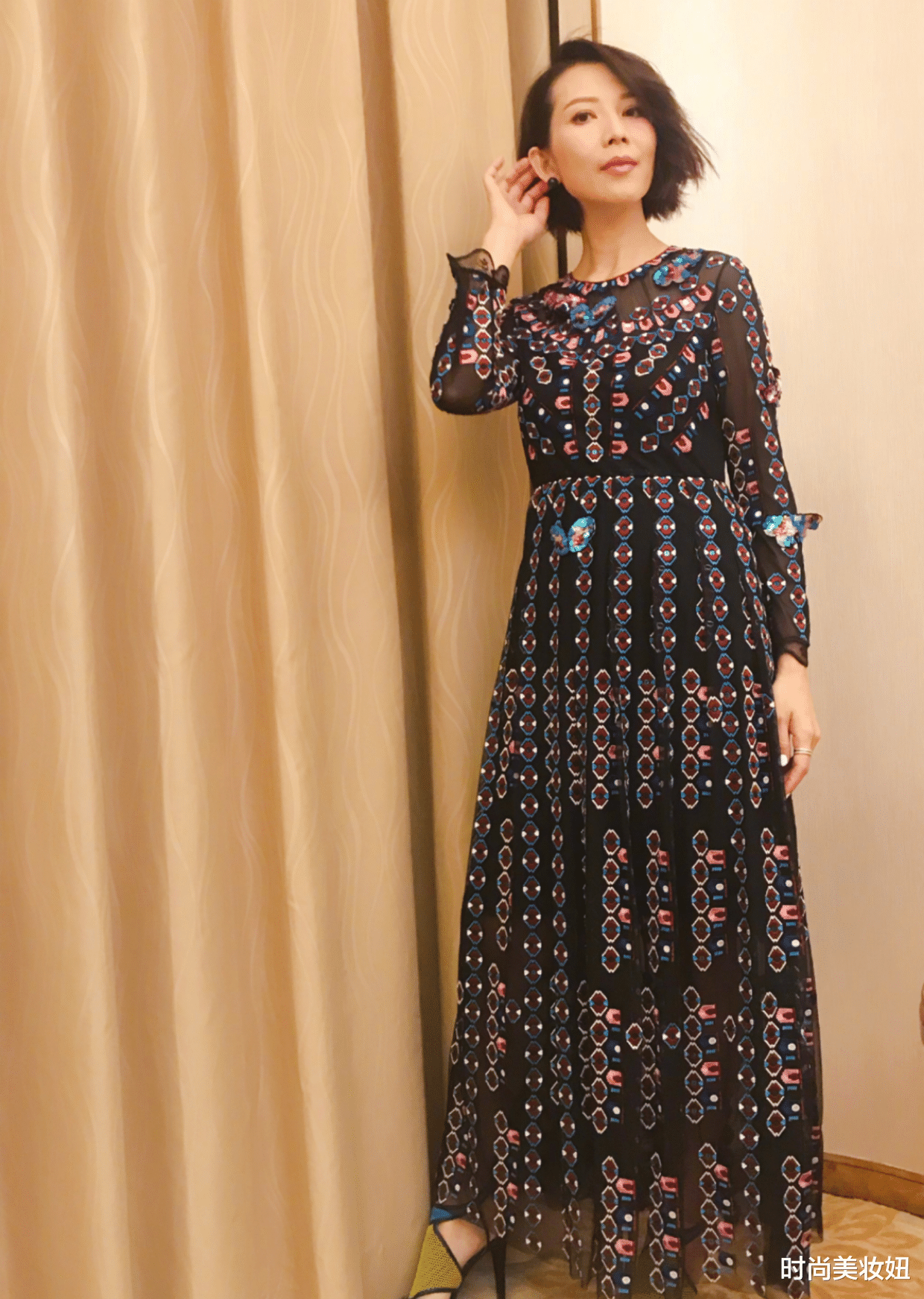 [衬衫]蔡少芬终于惊艳一回，穿印花衬衫配半身裙减龄太多，短发A爆了