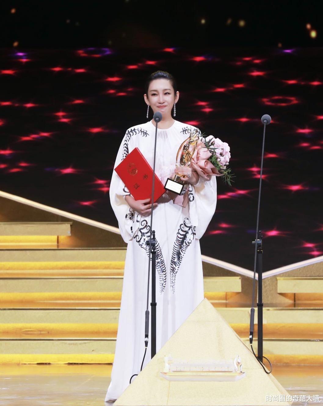 海清|红毯未修图成照妖镜？顾佳瘦成皮包骨，海清周涛没有了女神滤镜