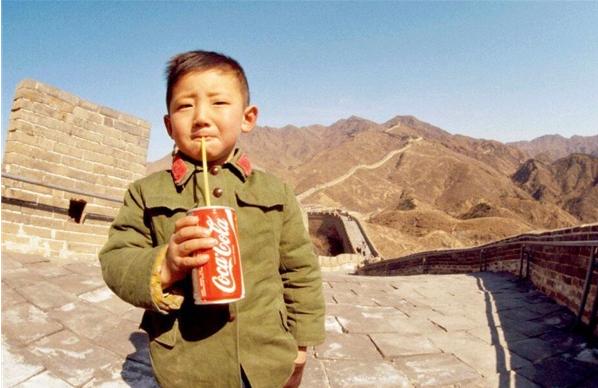 「中美」1979年,那个在长城上第一个喝可乐的小男孩,现状如何了?
