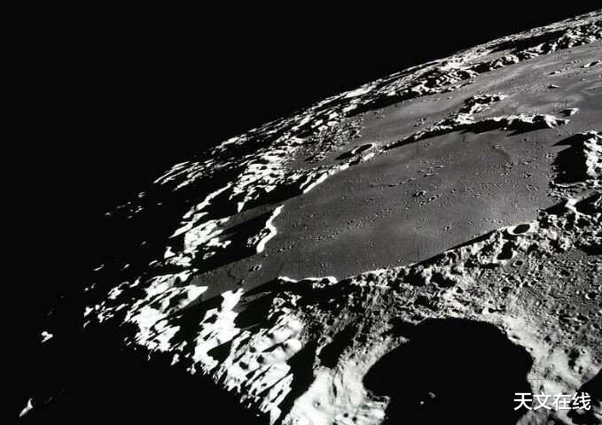 月球和水星上的浅坑可能隐藏着厚冰层