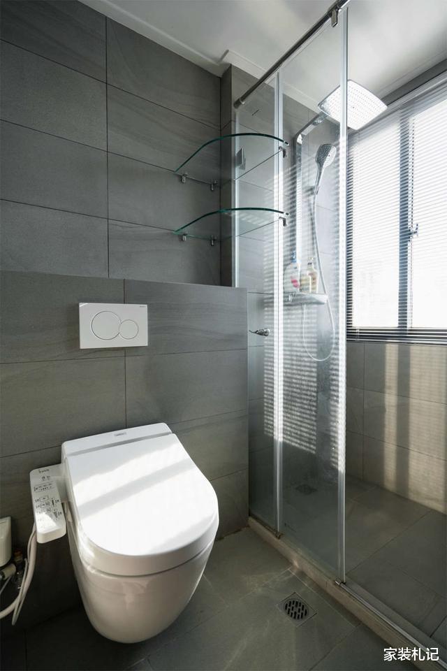 【】多亏当初设计师坚持，放弃电视墙装成收纳，美观实用两不误！聪明