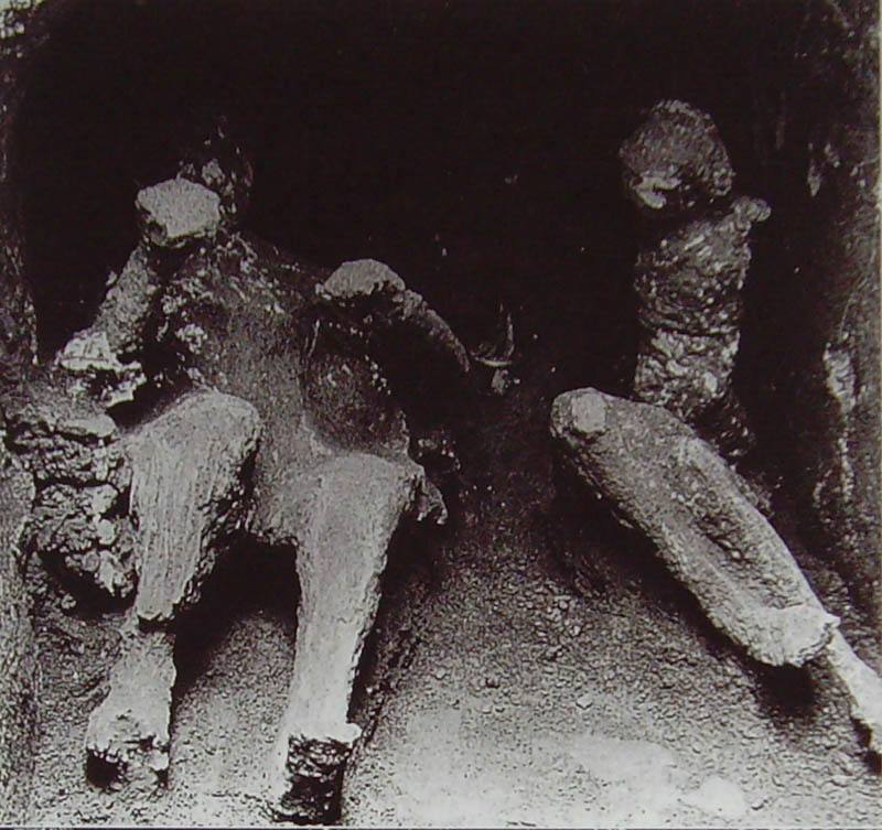 马步芳|马步芳死后，搜刮的宝藏到底藏哪了？2年后，乌鞘岭发现神秘尸体