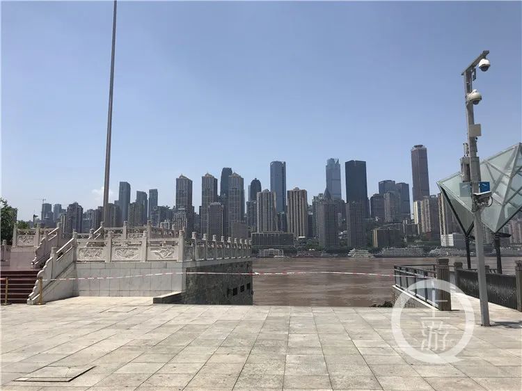 重庆晚报|直击洪峰过境，重庆朝天门码头被淹没
