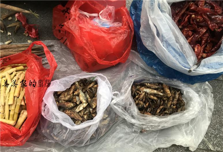 『香椿』中国美食“最原始”城市，外地人去菜市场几乎崩溃：一个都不认识