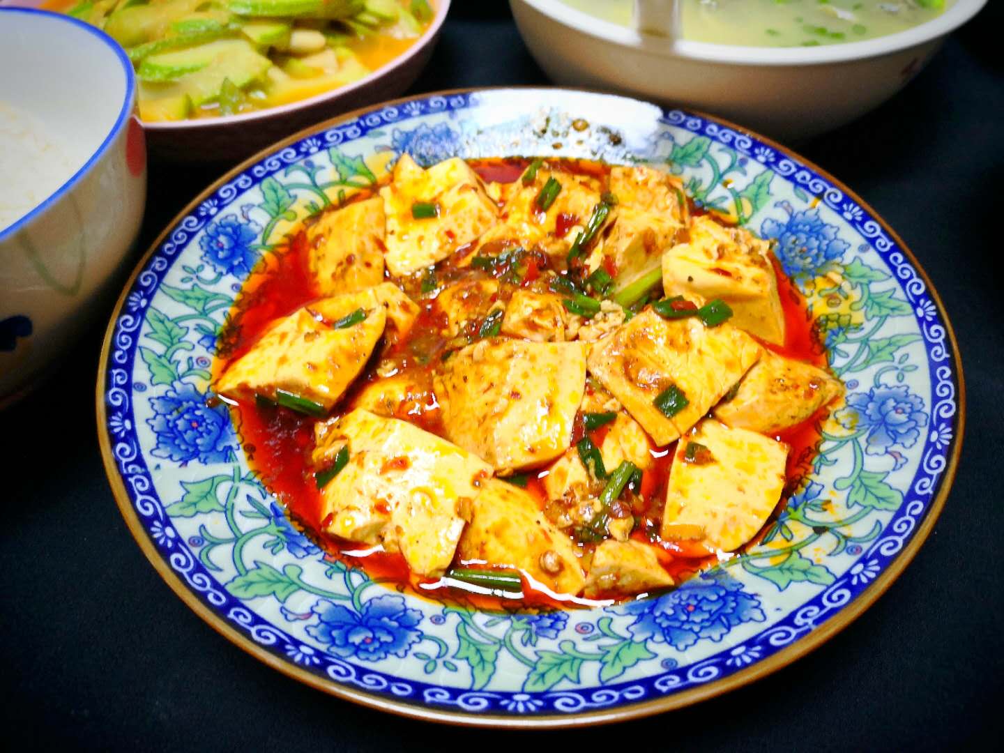 「不粘锅」周末全家改善伙食，老公变大厨，3菜1汤成本28元，一家四口吃美了