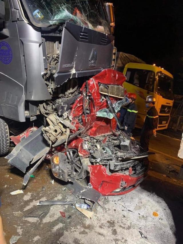 睹图|货车司机凌晨开车时睡着了，撞上迎面驶来的轿车致3人当场死亡