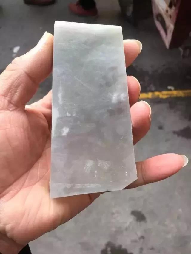 #翡翠#小伙私藏零花钱,3000拿下的一块原石,解开后抽了几包中华烟!