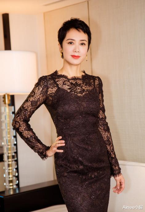 美甲▲被蒋雯丽美哭了，黑色蕾丝连衣裙精致修身，短发干练却有女人味