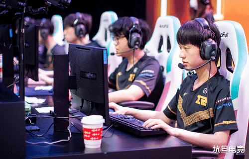 季后赛|FPX达到八胜后,季后赛八队大概率确定,RNG还剩一丝机会