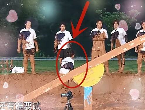 「Angelababy」《奔跑吧》杨颖意外掉进泥潭，看到谁第一个冲过去救援，不羡慕是骗人的