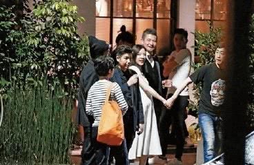 庾澄庆|庾澄庆和妻子出街，59岁保养太年轻，和小14岁妻子看不出年龄差距