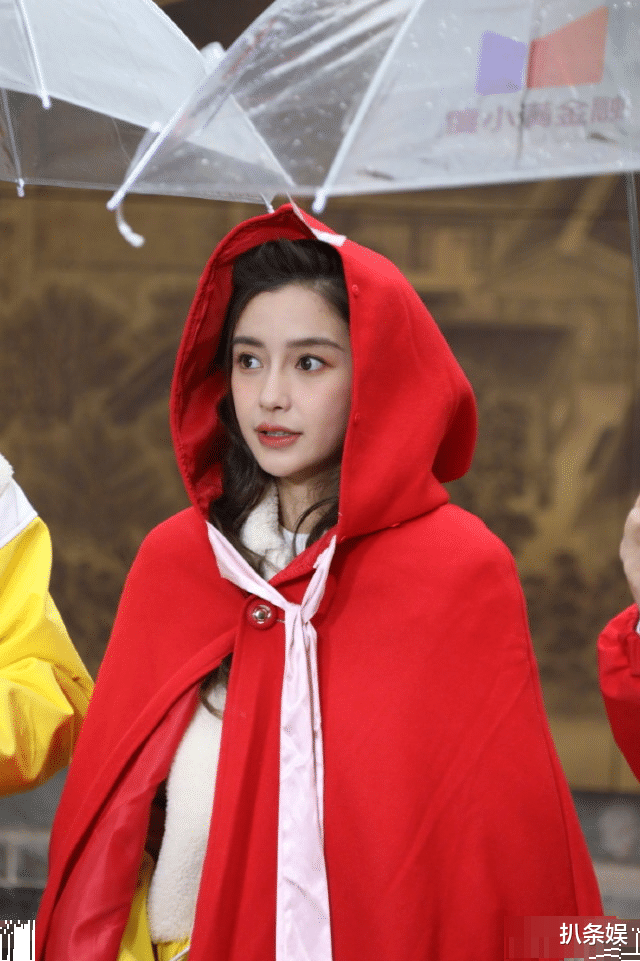 生图|baby穿红色古风斗篷录跑男，真实颜值被低估，生图让女生都心动