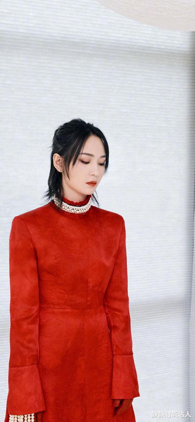 周笔畅|周笔畅穿出女人味，宫廷风红色礼服配珍珠首饰，复古又典雅