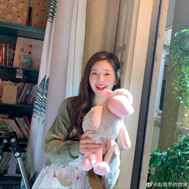 赵露思|杨洋把她当妹妹宠，赵露思吃饭逛街也要叫上她，她是什么品种的仙女？