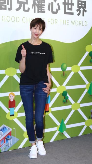 「短发」有种“帅气”是短发的张钧甯，穿T恤配牛仔裤，瘦得真让人羡慕