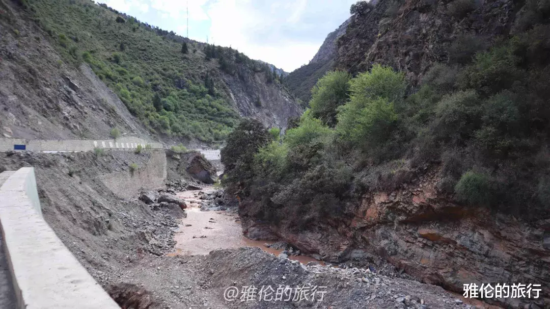 川藏公路|318川藏线芒康段，4小时惊险烂路，悬崖与泥石流夹击，尖石割轮胎