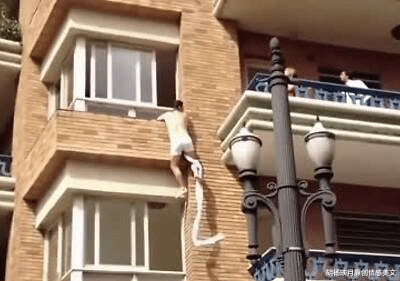 胡杨映月原创情感美文 一男子到情人家过夜，不料一觉醒来小区因疫情被封，成了流浪汉！