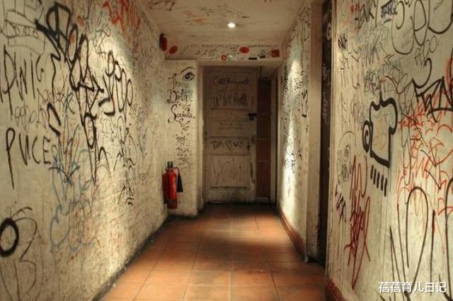 邓超|孙俪放任孩子在家中涂鸦，整面墙都是画板，邓超：这叫创作！