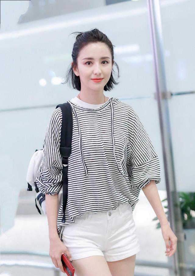 「佟丽娅」佟丽娅太会玩了！把牛仔裤拆了套腰上，效果意外显高，真时髦
