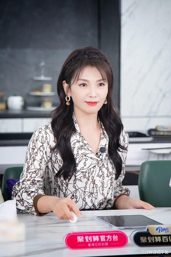 卷发|刘涛哪有一点状态不好的感觉？看她直播照片，气色好到像30岁