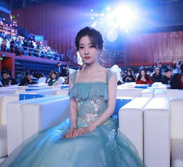 『演唱会』草根出身,自学成才,还开了演唱会,说的不是庞麦郎而是她