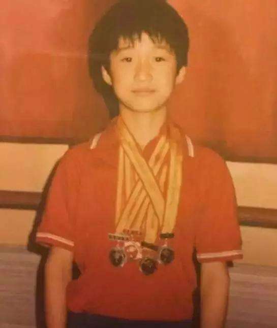 【吴京】他是李连杰师弟,14岁下肢瘫痪,卖过服装的他终成百亿先生!