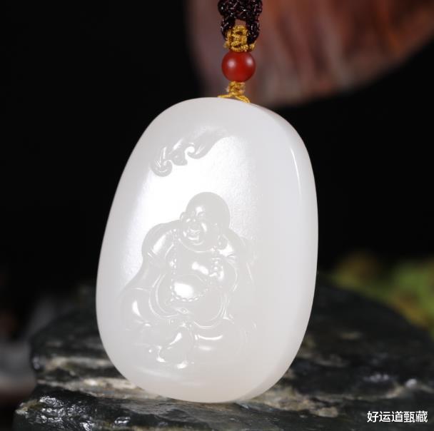 |和田玉的色差很重要，偏色一点，其实差很远