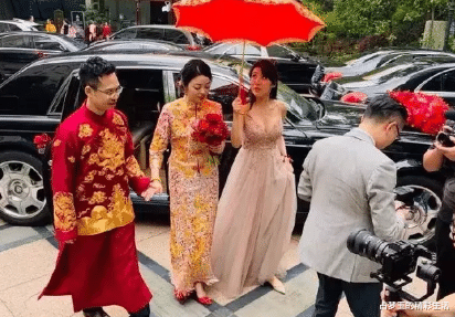 |这伴娘不是来撑场子是来砸场子的吧！风头全被她抢走了哈哈