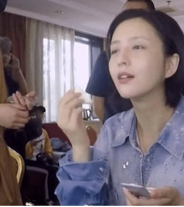 佟丽娅：36岁佟丽娅幕后素颜照曝光，与妆后判若两人，忙拿粉饼遮黑眼圈！