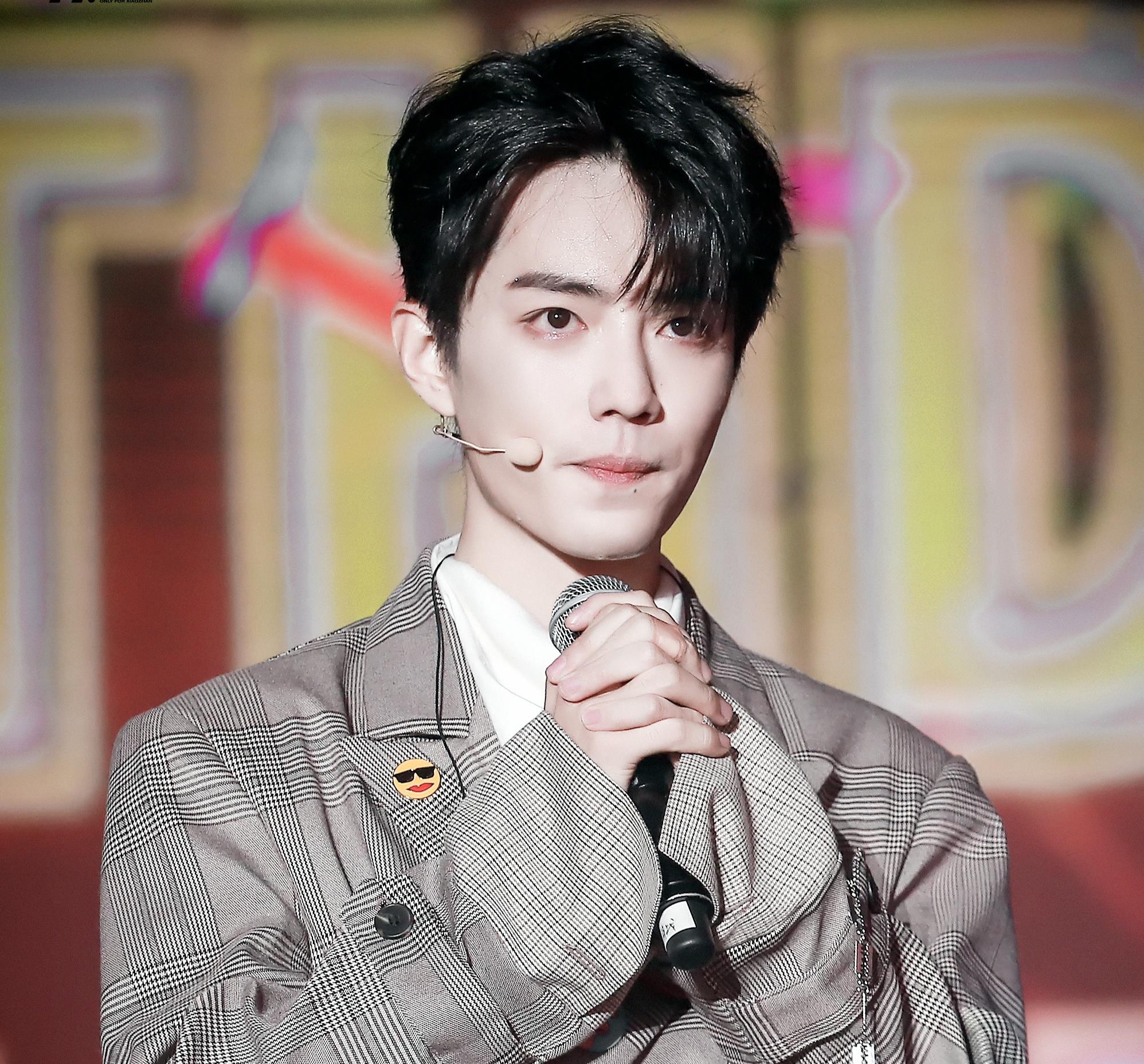 「肖战」肖战的幼年照，出现在《CCTV》官方微博中，还登上了《人物》杂志