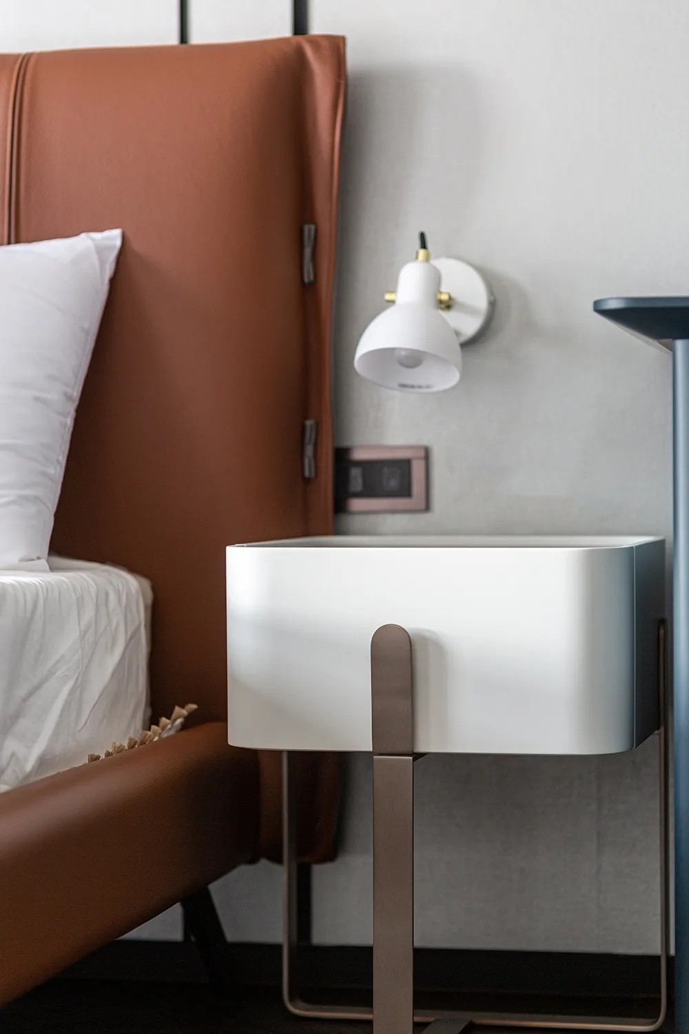 「」这才是豪宅，244㎡极简风设计，坐在客厅里，眼前就是一线江景