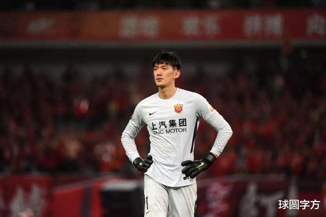 上海上港|中超裁判水平堪忧!上港逃掉红牌,颜骏凌化身德赫亚成“射正亡”