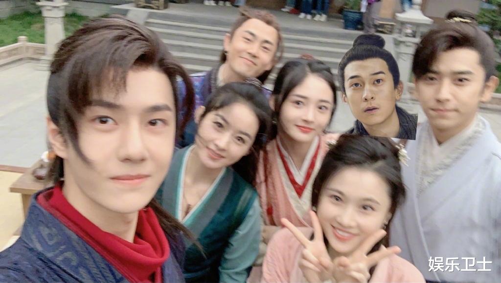 杀青■《有翡》杀青，赵丽颖晒长刀挂件及背影剧照，与王一博背影照似映射结局